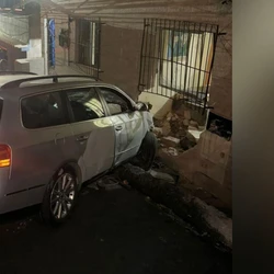 PM disse que mulher ferida foi socorrida por populares para o Hospital Estadual Sílvio Avidos, no mesmo município; colisão ocorreu na noite de domingo (15)