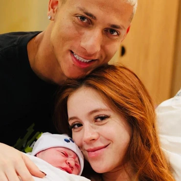 Imagem - Richarlison e a influenciadora Amanda Araújo comemoram nascimento do filho