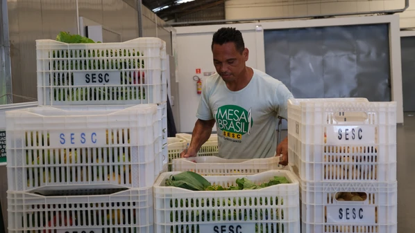 Iniciativa do Sesc atende 27,4 mil pessoas em situação de vulnerabilidade no Estado; saiba como funciona e quem pode ajudar