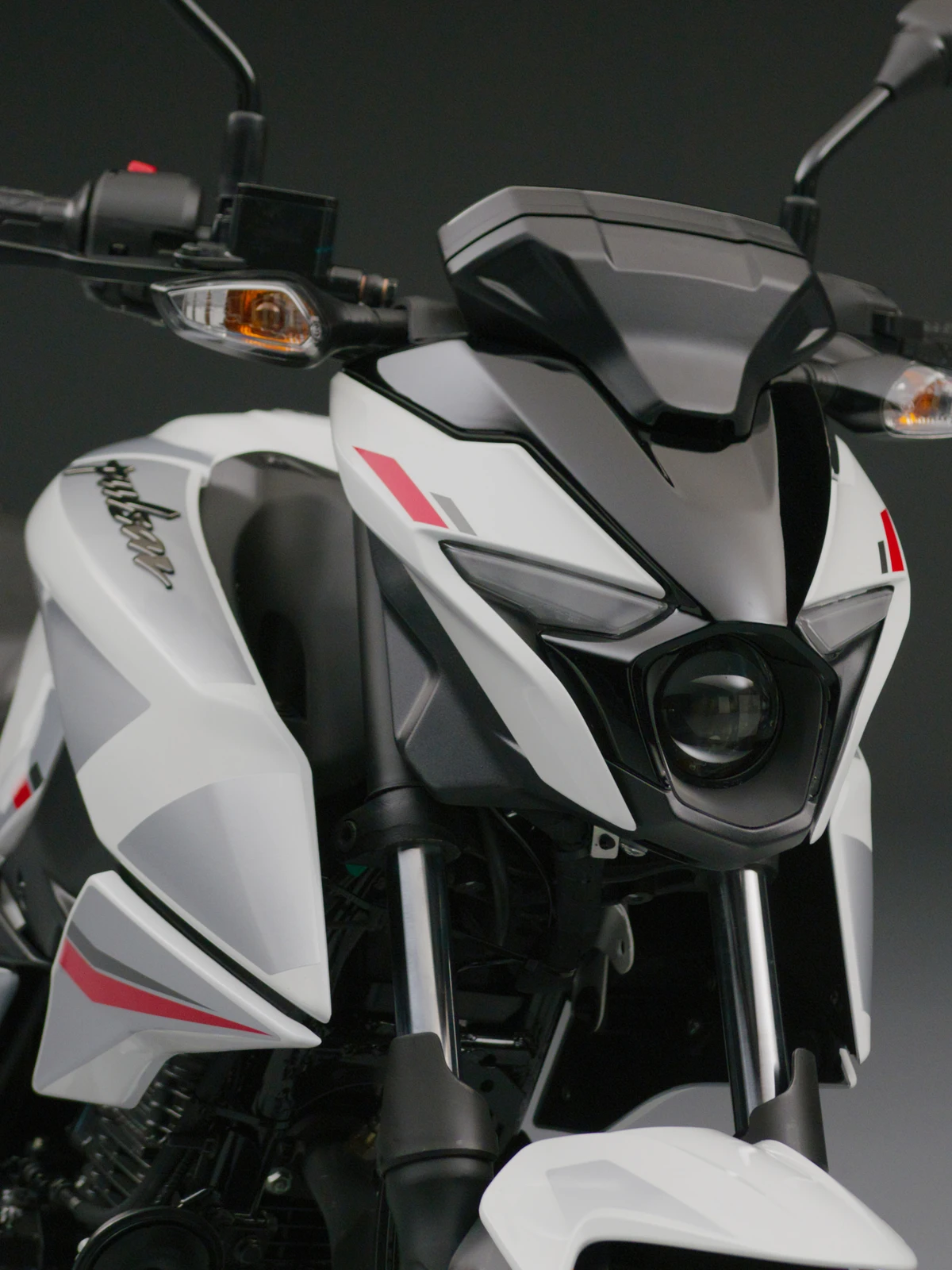 Bajaj Pulsar N15 por Divugação