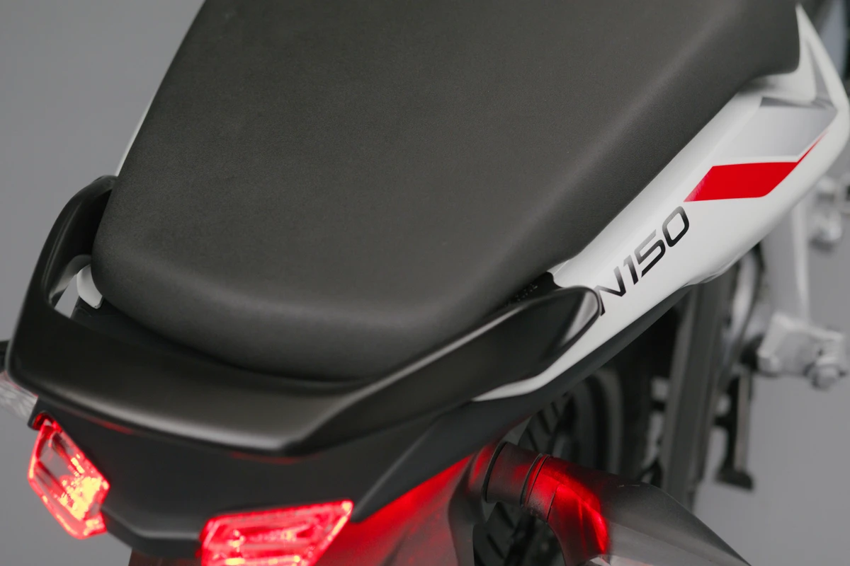 Bajaj Pulsar N15 por Divugação