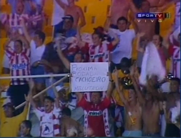 Capixabas comemorando o gol do Cachoeiro no Maracanã, em 1999