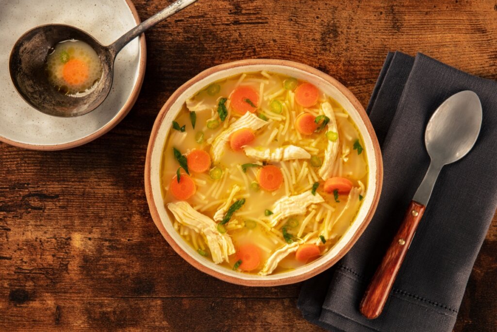 Sopa de frango com macarrão e legumes (Imagem: Cook Shoots Food | Shutterstock)