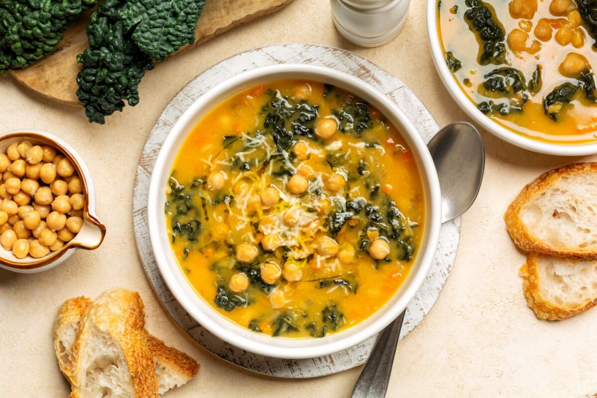 Sopa de grão-de-bico com couve e legumes (Imagem: OlgaBombologna | Shutterstock)