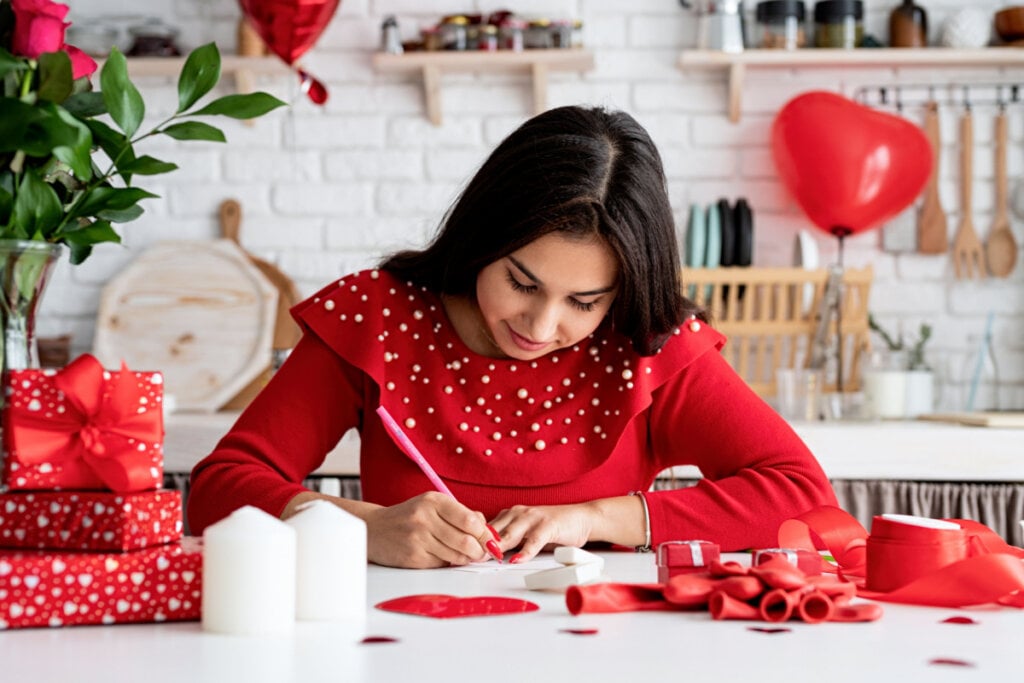 Um dos rituais mais eficazes para encontrar um amor é por meio da escrita (Imagem: ilona.shorokhova | Shutterstock)
