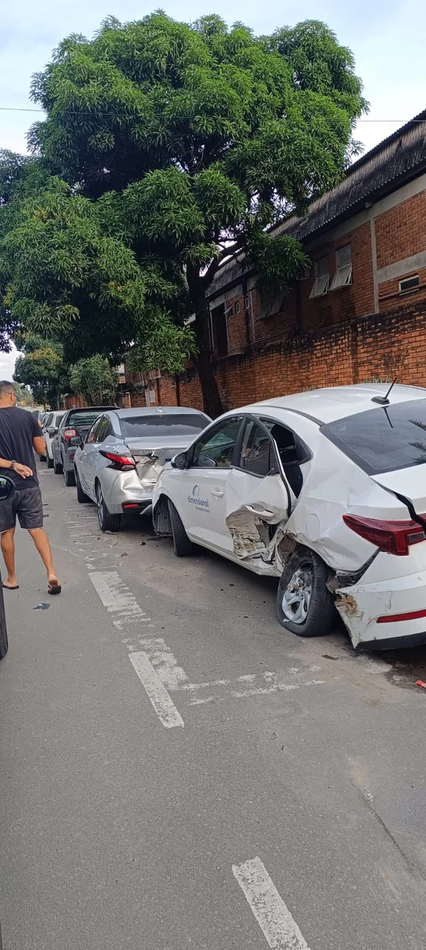 Homem rouba carro e atinge vários veículos estacionados na Serra por Leitor A Gazeta