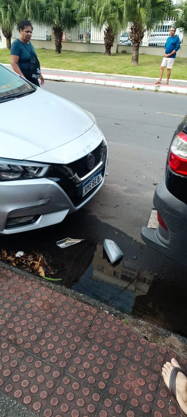 Homem rouba carro e atinge vários veículos estacionados na Serra por Leitor A Gazeta