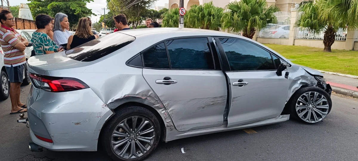 Homem rouba carro e atinge vários veículos estacionados na Serra por Leitor A Gazeta