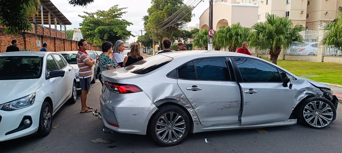 Homem rouba carro e atinge vários veículos estacionados na Serra por Leitor A Gazeta