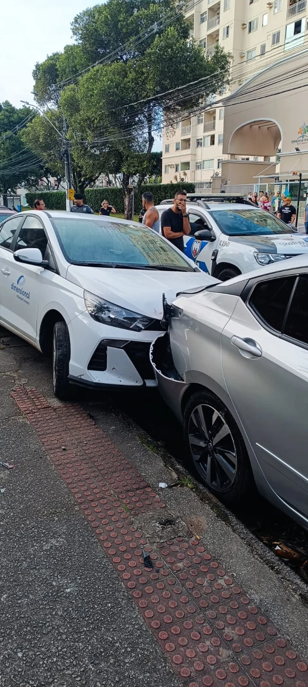 Homem rouba carro e atinge vários veículos estacionados na Serra por Leitor A Gazeta