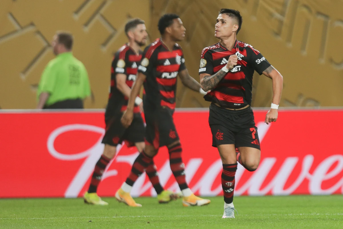 Luiz Araujo marcou o segundo gol do Flamengo dinte do Espérance