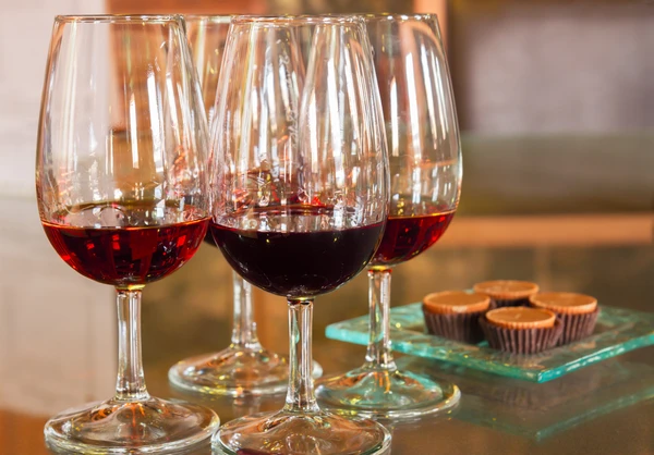 O primeiro passo é entender que existem tipos de vinhos que se diferenciam pelo tipo de uva utilizada, sabor e até pela forma que eles são preparados.