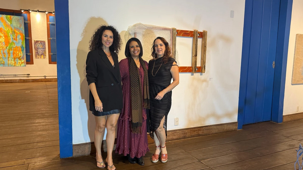 Samira Pavesi coma artista Denise Calasans e a hisotiradora do Museu Karine Dias