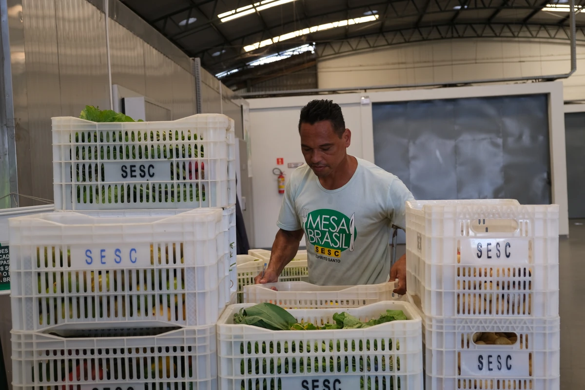 O projeto Sesc Mesa Brasil atua no combate à insegurança alimentar por meio da doação de alimentos