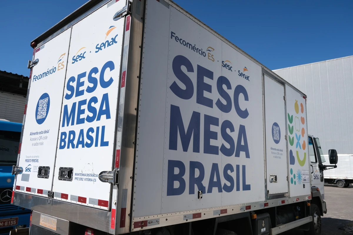 As doações são recolhidas através do caminhão do projeto Sesc Mesa Brasil