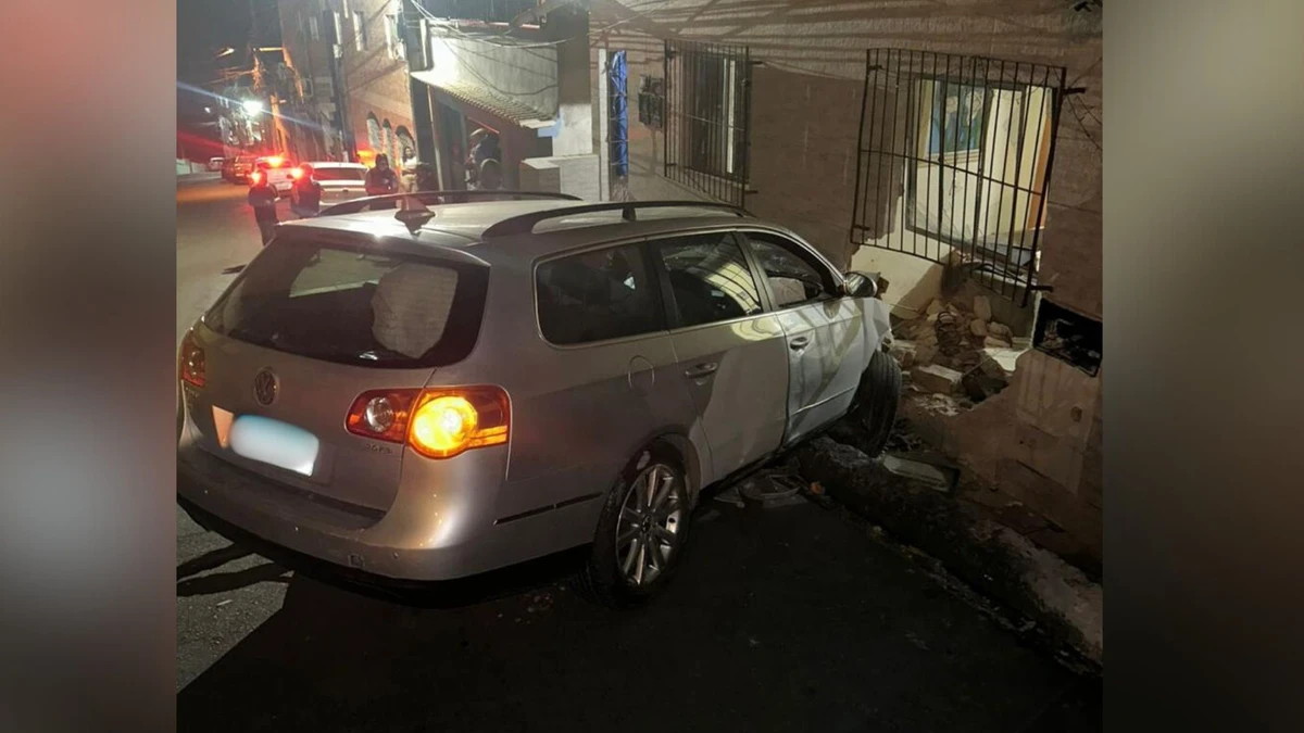 Veículo bateu e danificou a parede de uma casa do bairro Santo Antonio, em Colatina