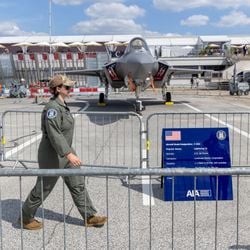 Pelo menos 30 aviões militares dos EUA foram deslocados de bases americanas para a Europa, segundo dados de rastreamento de voos
