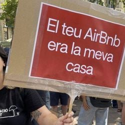 Moradores de Barcelona e de outras cidades europeias saíram às ruas no domingo (15/6) para protestar contra o turismo excessivo, que aumenta o custo dos aluguéis para os habitantes locais.