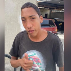 Uma das vítimas, identificada como Carlos Eduardo, de 18 anos, foi baleado ao tentar fugir de bicicleta após criminosos atirarem em frente a uma lanchonete