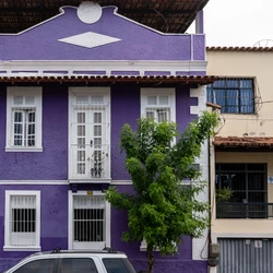 Ensaio fotográfico mostra imóveis que resistem ao tempo e à pressão por demolições e construções modernas; casas "carregam" a graciosidade do tempo e o impagável valor da memória