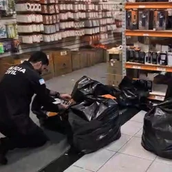 No local, foram apreendidos mais de 40 mil produtos, como brinquedos, adaptadores, carregadores, celulares, câmeras, TV Box, entre outros, que podem oferecer riscos ao consumidor