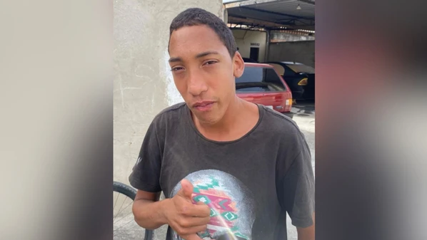 Uma das vítimas, identificada como Carlos Eduardo, de 18 anos, foi baleado ao tentar fugir de bicicleta após criminosos atirarem em frente a uma lanchonete