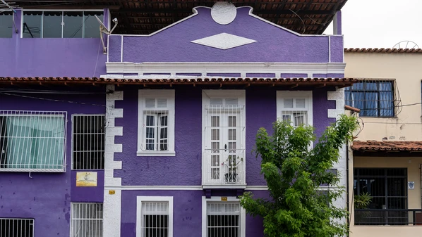 Ensaio fotográfico mostra imóveis que resistem ao tempo e à pressão por demolições e construções modernas; casas "carregam" a graciosidade do tempo e o impagável valor da memória