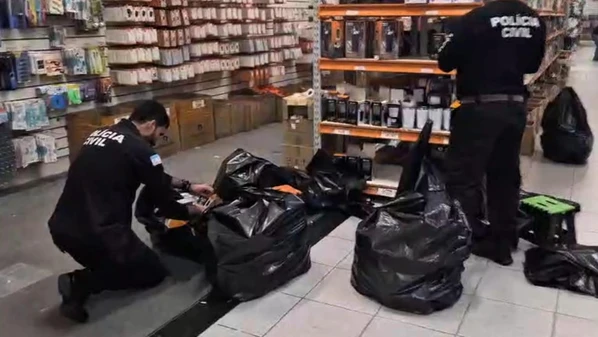 No local, foram apreendidos mais de 40 mil produtos, como brinquedos, adaptadores, carregadores, celulares, câmeras, TV Box, entre outros, que podem oferecer riscos ao consumidor