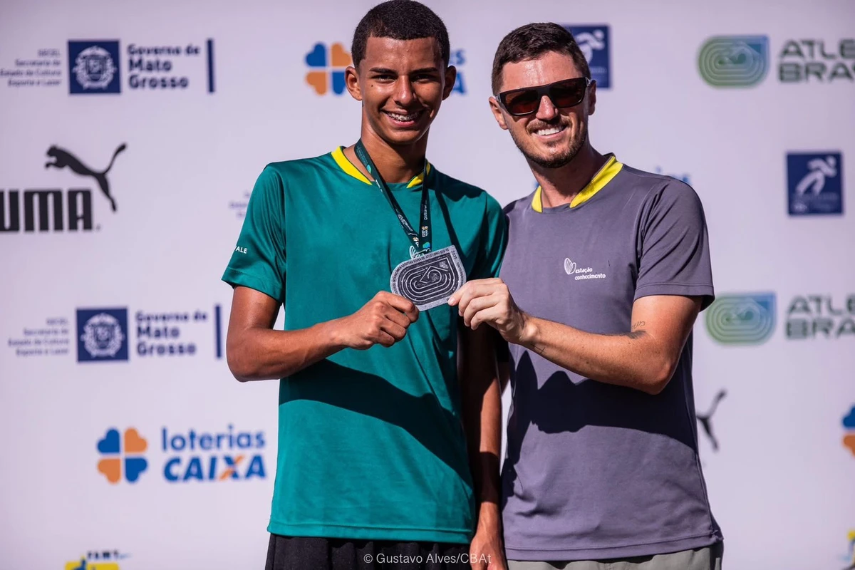 Davi Gabriel e seu treinador Diogo Mello 