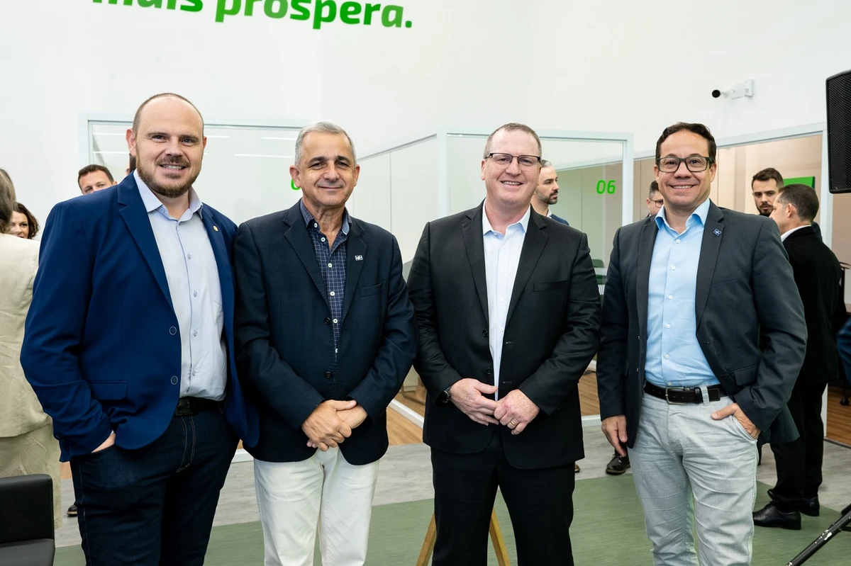 Diretor executivo da Sicredi Serrana, Fabrício Cambruzzi; superintendente do Sebrae-ES, Pedro Rigo; diretor de negócios da Sicredi Serrana, Odair Dalagasperina; e diretor técnico do Sebrae-ES, Eurípedes Pedrinha