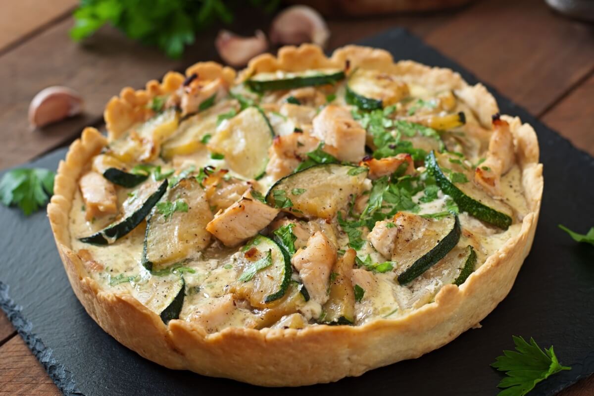 Quiche de frango com abobrinha (Imagem: Timolina | Shutterstock) 