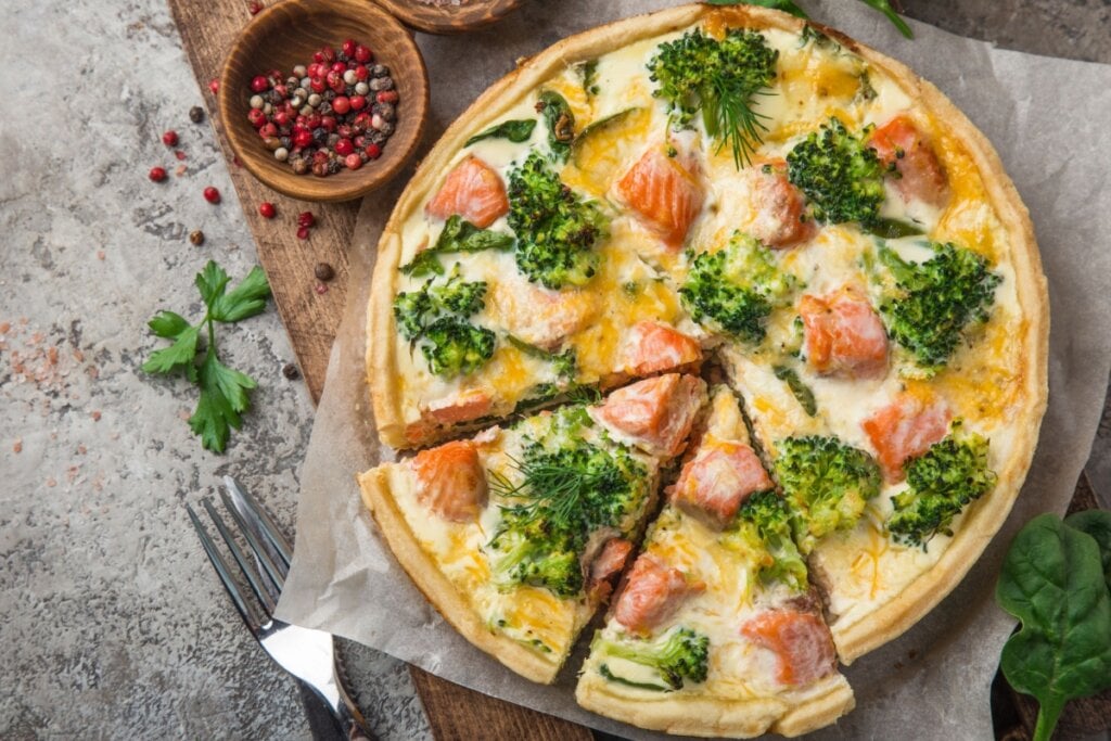 Quiche de salmão com brócolis (Imagem: Anna Shepulova | Shutterstock) 