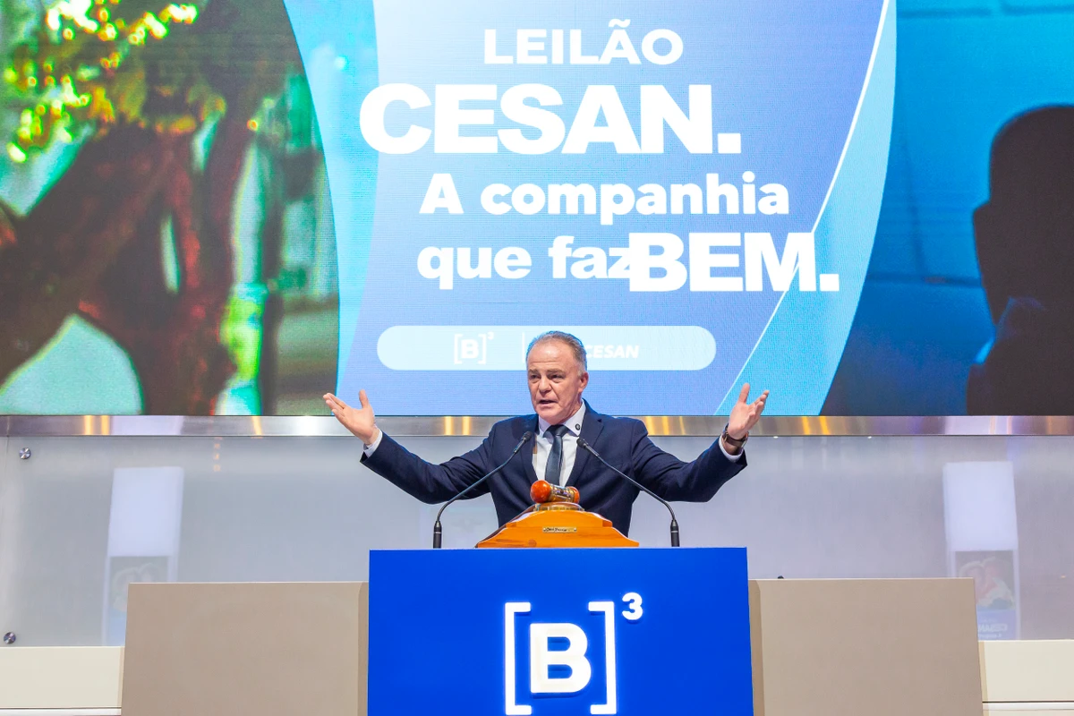 Governador Renato Casagrande no leilão da Cesan na B3
