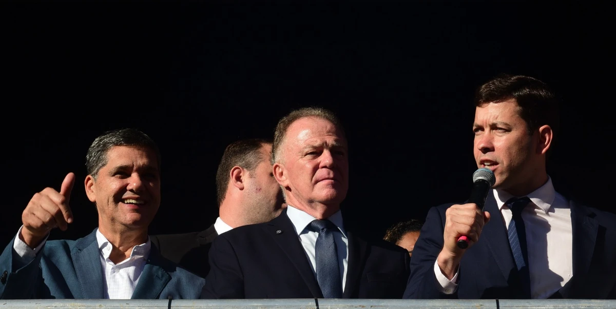 Ricardo Ferraço, Renato Casagrande e Arnaldinho Borgo durante desfile alusivo à colonização do solo espírito-santense