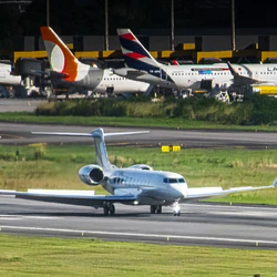 Na tarde desta sexta (18), pousou na capital capixaba um Gulfstream G700, um dos modelos mais cobiçados da aviação executiva; jato é o primeiro do Brasil
