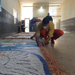 São cerca de 310 metros lineares de imagens feitas com materiais diversos, sob coordenação de voluntários da Pastoral Carcerária, ligada à Igreja Católica