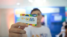 Programa do governo federal contempla mais de 58 mil estudantes neste ano. Em algumas cidades, até 100% dos estudantes são contemplados