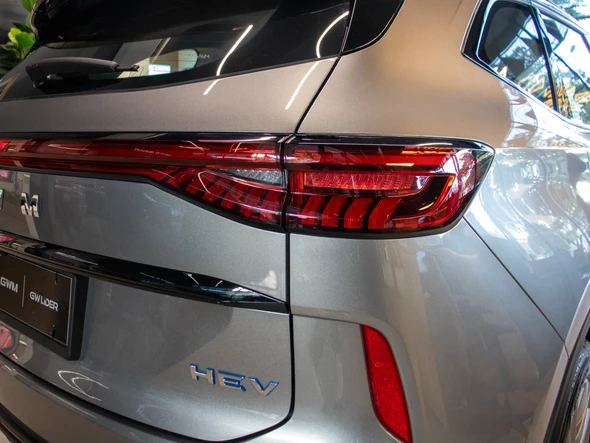 As lanternas traseiras vermelhas substituem o acabamento fumê da versão 2025/2025 do Haval H6. por Gabriel Mazim