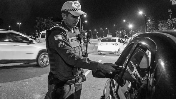 Se há mais pessoas passando por cima da Lei Seca, sem temer as suas implicações, é um sinal de que estamos ainda mais em perigo no trânsito