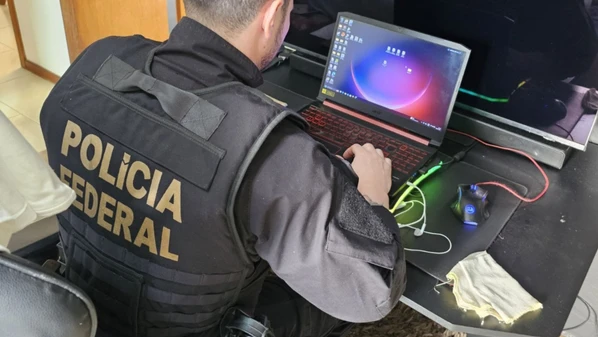 Homem foi preso em flagrante após ser identificado compartilhando arquivos ilegais envolvendo menores em um site; ele poderá responder por dois crimes