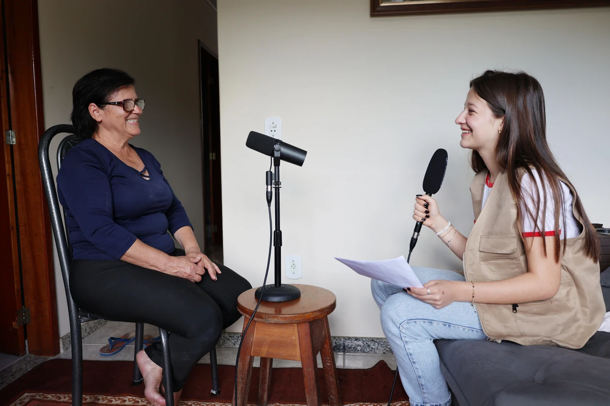 Estudante entrevistando uma avó no interior de Vargem Alta