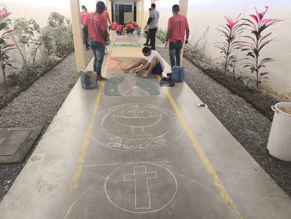 Presos do Centro de Detenção e Ressocialização de Linhares confeccionam tapetes para celebrar Corpus Christi