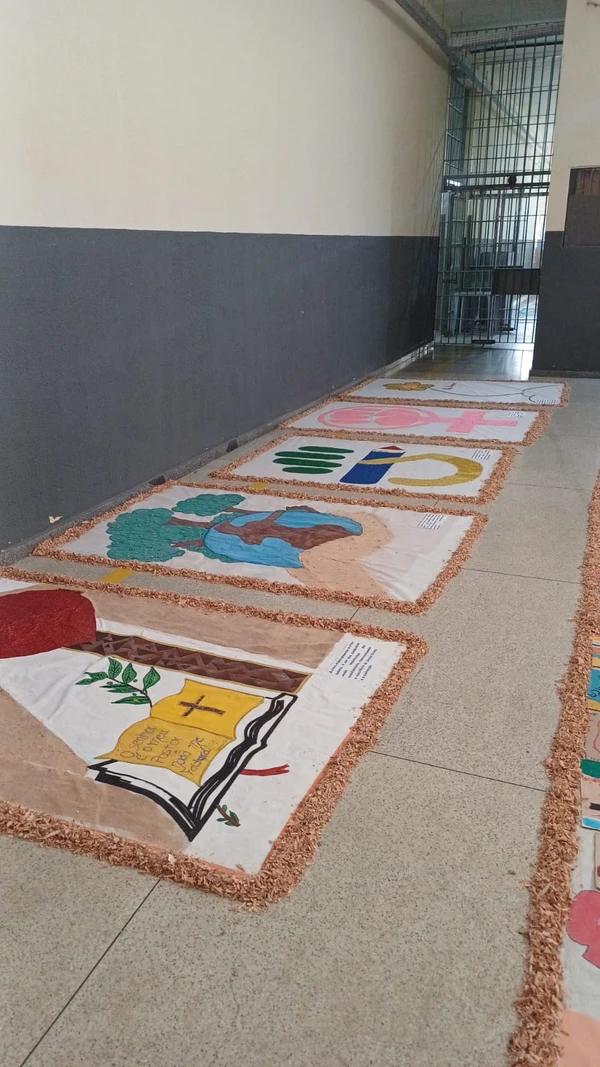 Presos do ES confeccionam tapetes para celebrar Corpus Christi por SEJUS/Divulgação