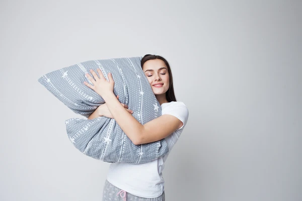 Quando as temperaturas caem, é preciso se preparar para dormir, já que tempos mais frios pedem por pijamas mais quentes, cobertas mais reforçadas e, quem sabe, uma meia para os mais friorentos.