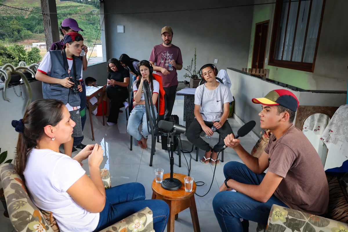 Um jovem avó sendo entrevistada no podcast “Biblioteca de Avós”