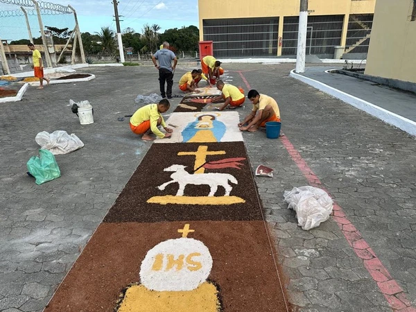 Unidades prisionais do Espírito Santo confeccionam tapetes para celebrar Corpus Christi por SEJUS/Divulgação