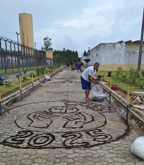 Unidades prisionais do Espírito Santo confeccionam tapetes para celebrar Corpus Christi por SEJUS/Divulgação