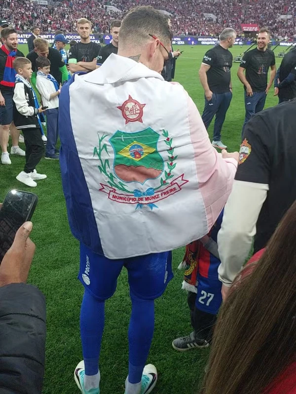 Willyan Rocha comemora título na Rússia com bandeira de Muniz Freire, município do Espírito Santo