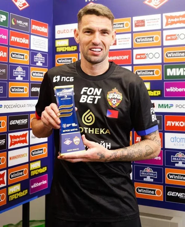 Willyan Rocha recebe prêmio de melhor em campo, em clássico contra o Spartak Moscou