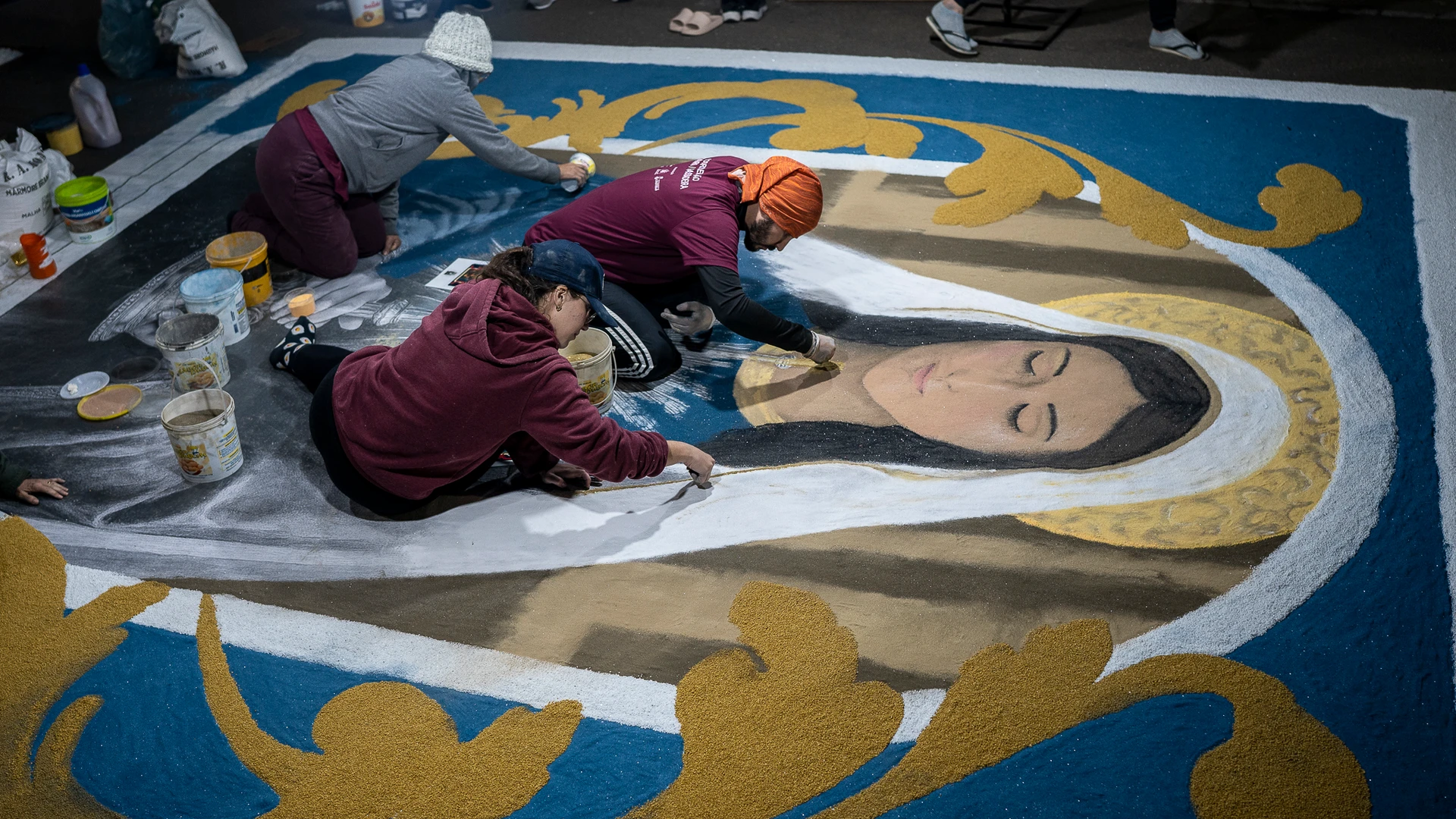 Confecção dos tapetes de Corpus Christi em Castelo 